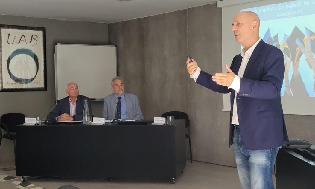 El Dr. Pablo Fernández Berrocal impartiendo la conferencia junto al decano y el rector de la UAB.